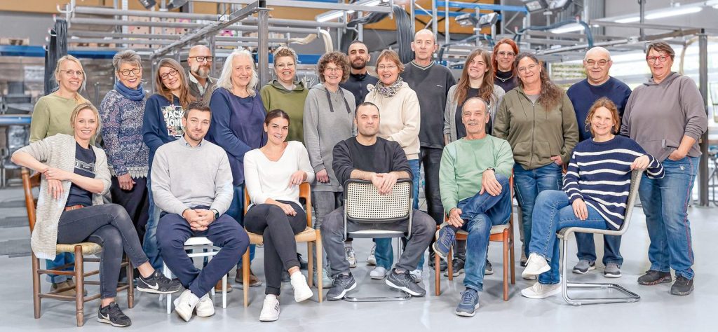 Das Team von Flechtarbeiten Familie Peter in der Werkstatt in Minden.