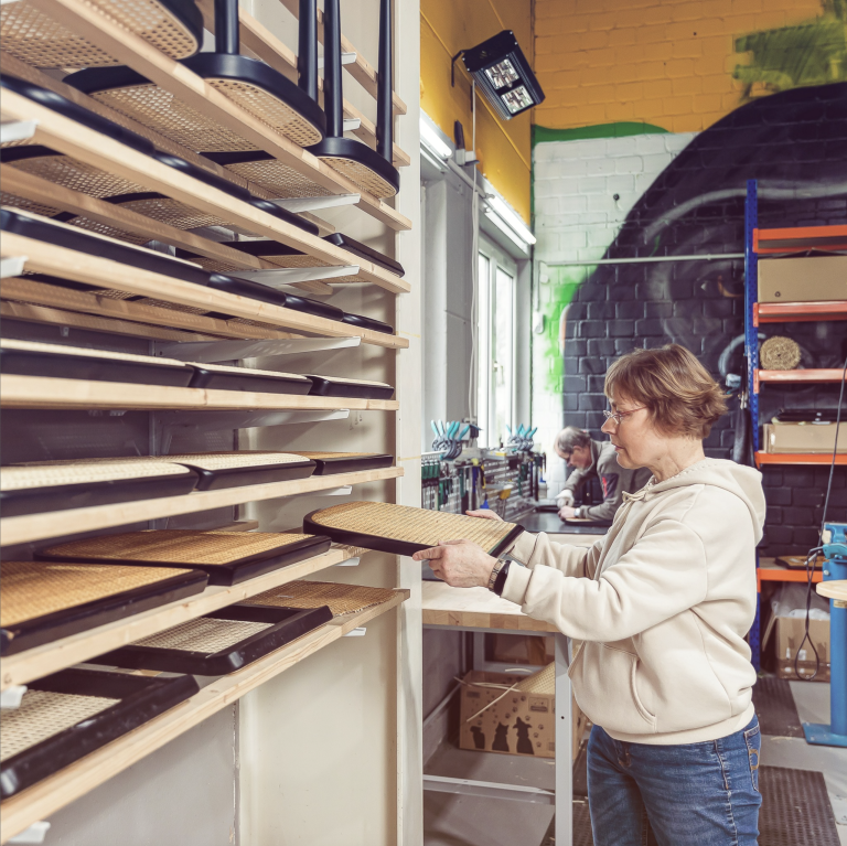 Mitarbeiterin vor dem Materialregal in der Flechterei Familie Peter in Minden.