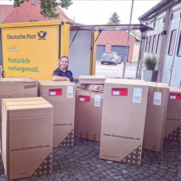 Mitarbeiterin bereitet den Versand reparierter Stühle bei Familie Peter vor.